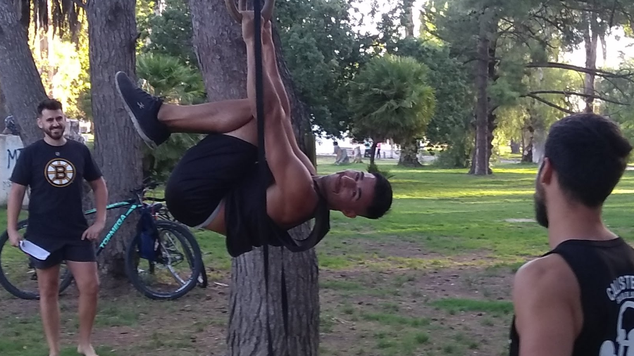 Nico haciendo un Frontlever en Calistenia Bahía Blanca